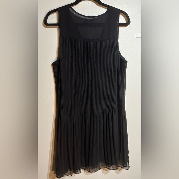 Nine West V-neck pleated shift dress.  Size L - Picture 3 of 5